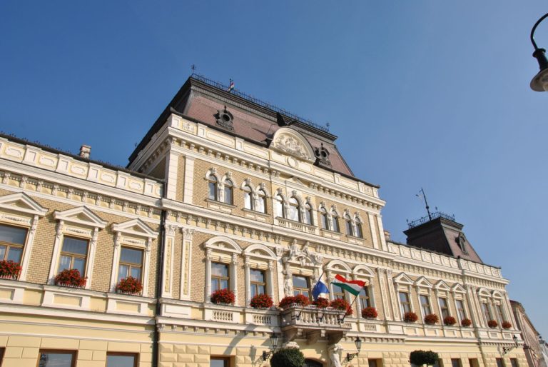 NAGYTETŐBAU 